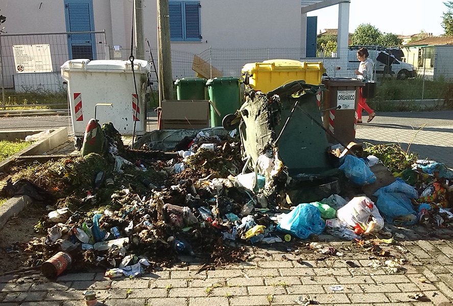 Quattro cassonetti bruciati a Capezzano