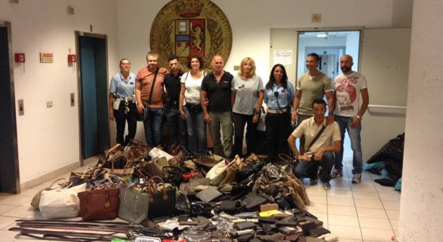 Oltre 200 borse sequestrate in passeggiata a Lido di Camaiore