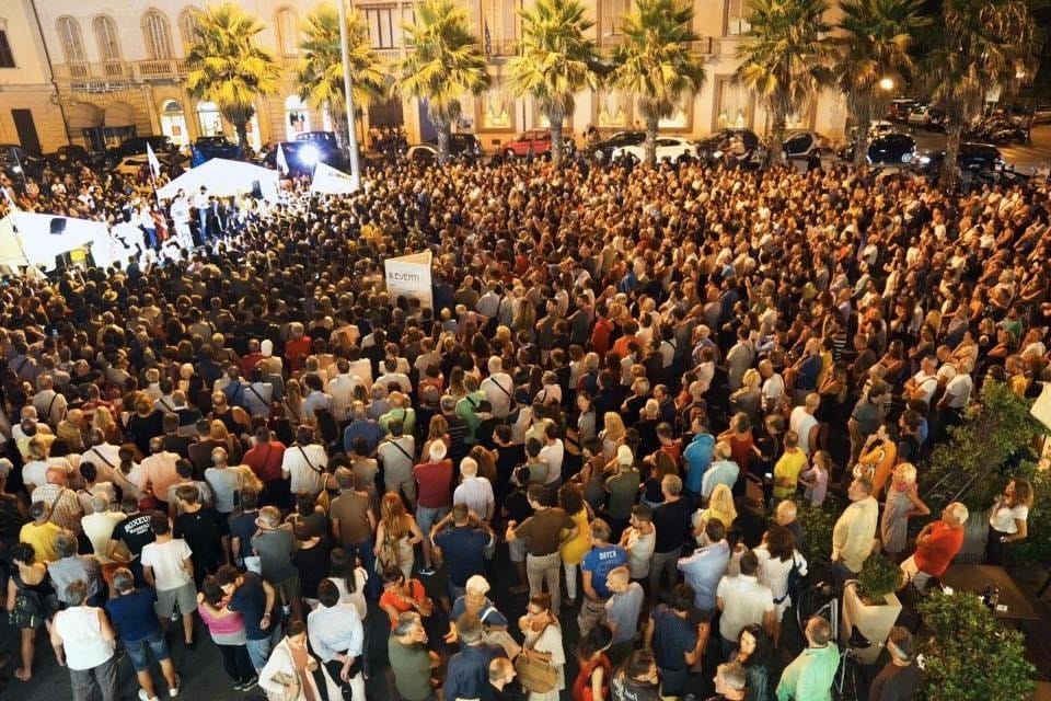 Piazza gremita per Di Battista a Viareggio