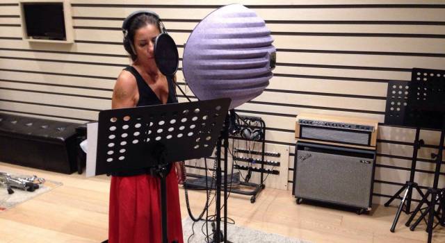 Paola Turci in studio di registrazione a Viareggio