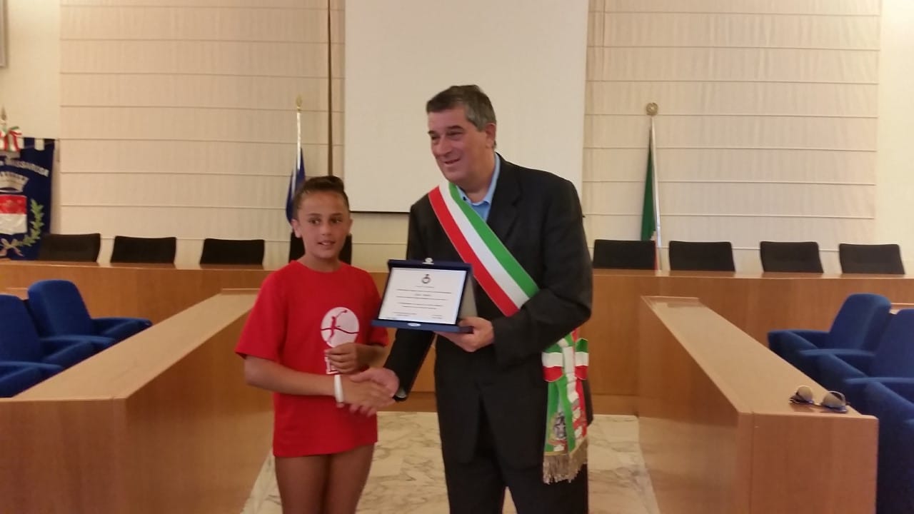 Una targa per un giovane talento del beach tennis