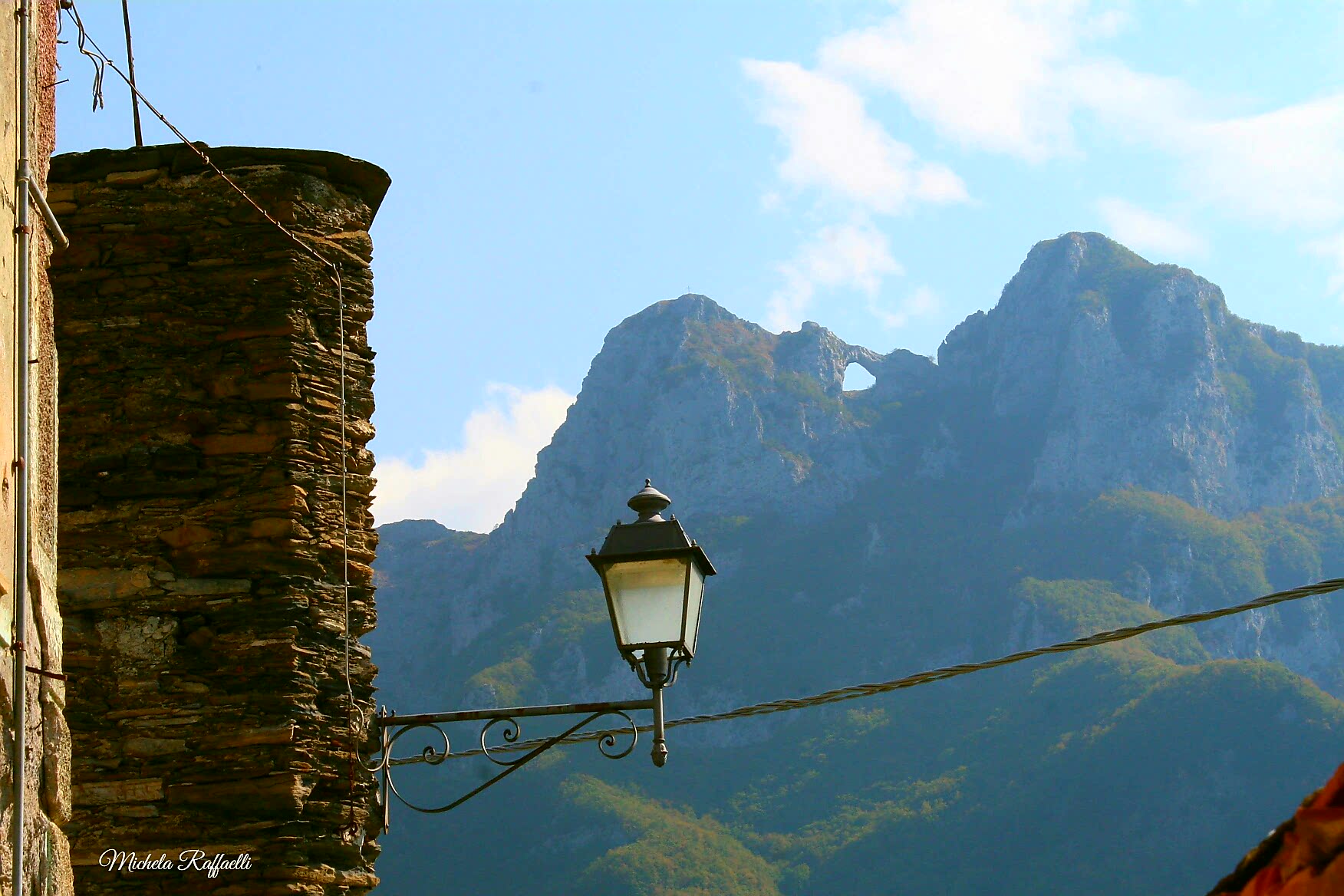 Il monte forato da Pruno