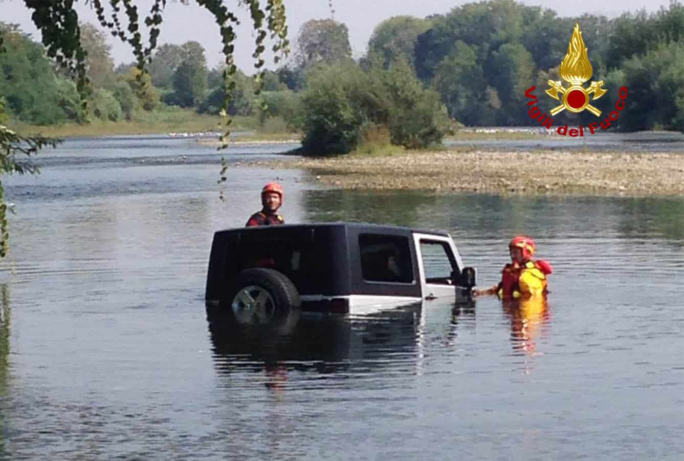 Tenta di attraversare il fiume. Fuoristrada bloccato nel Serchio