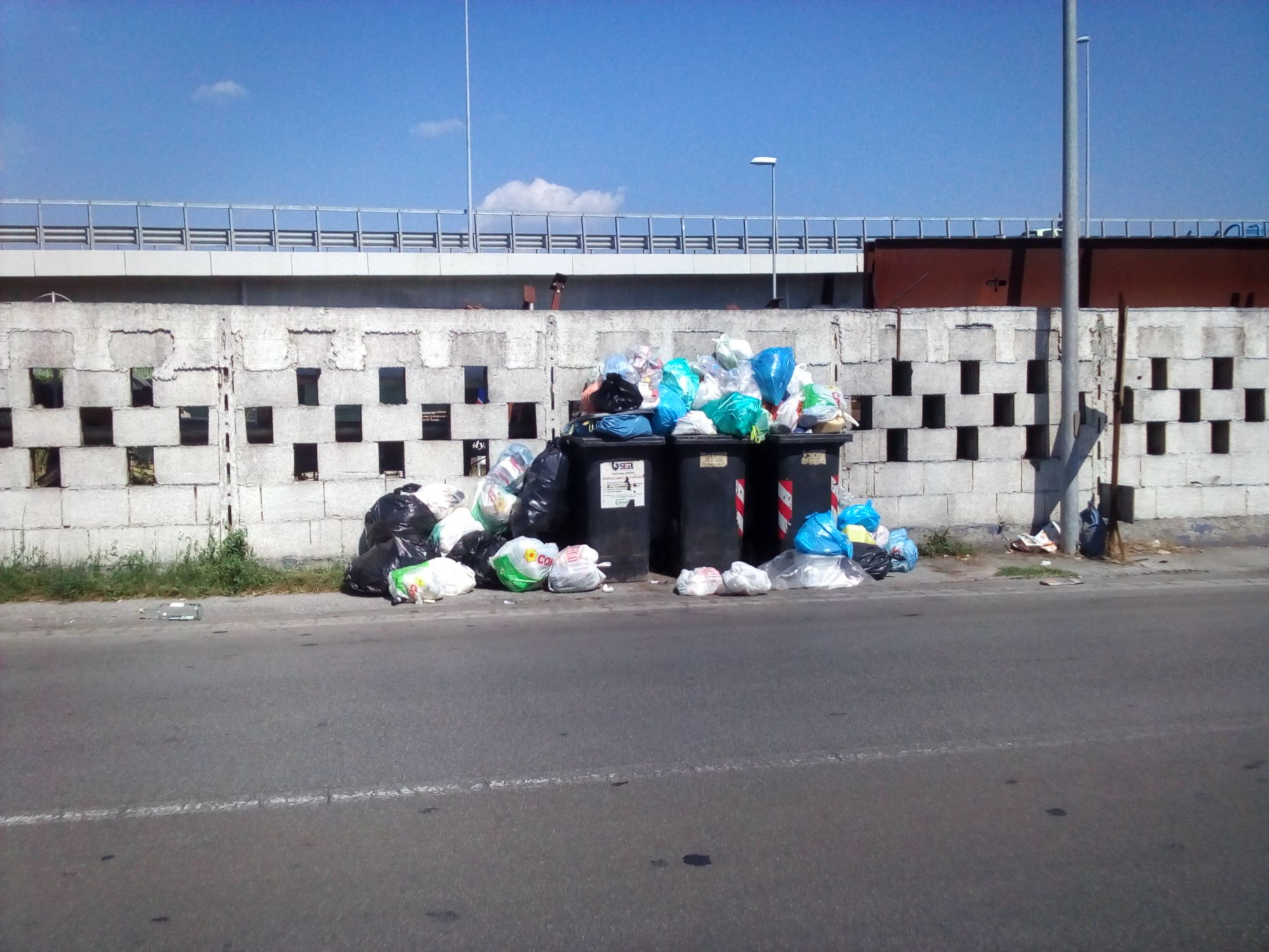 “In via Pisano è emergenza rifiuti, ma Sea non risponde”