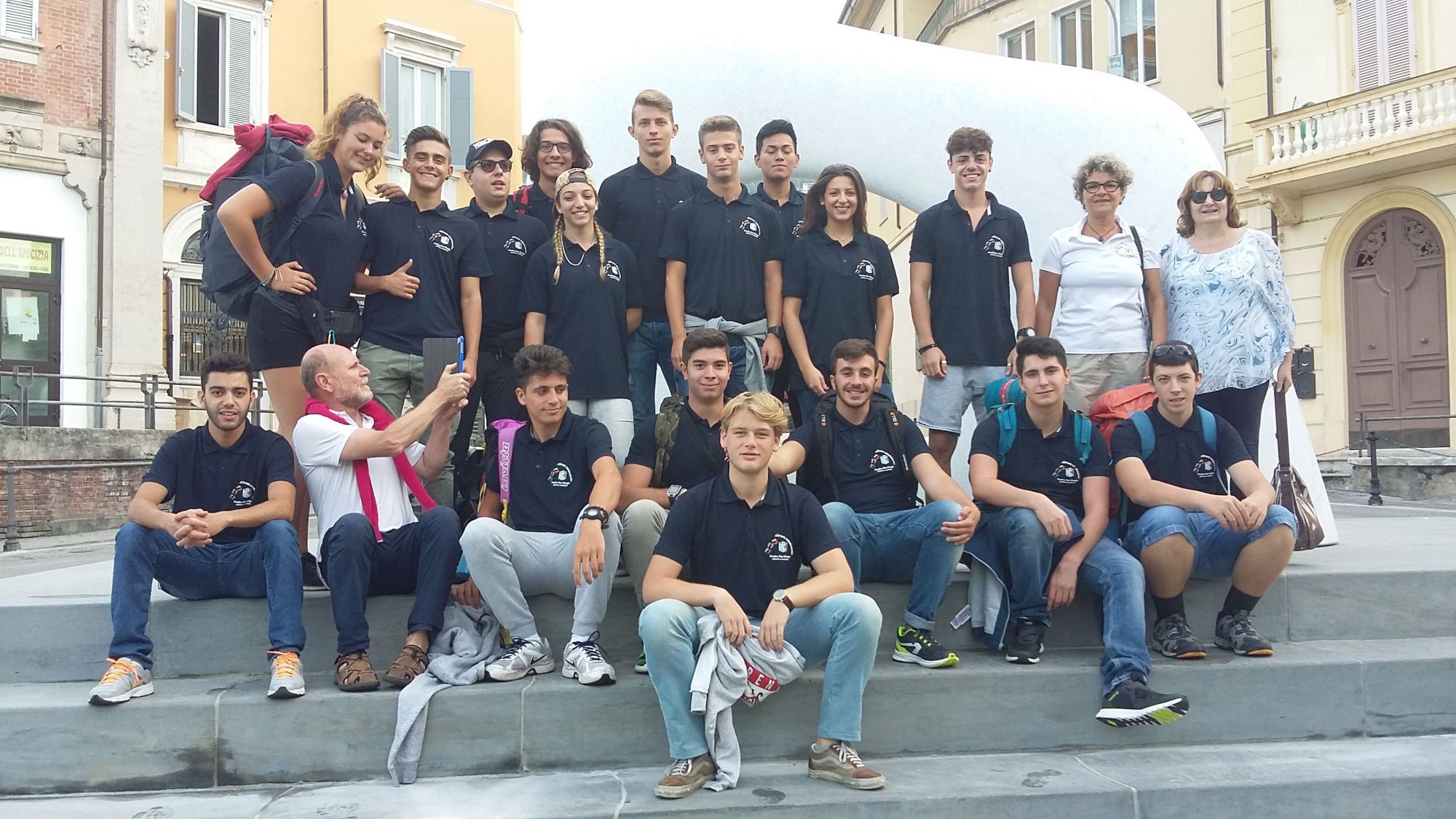 Studenti pellegrini sul cammino della via Francigena