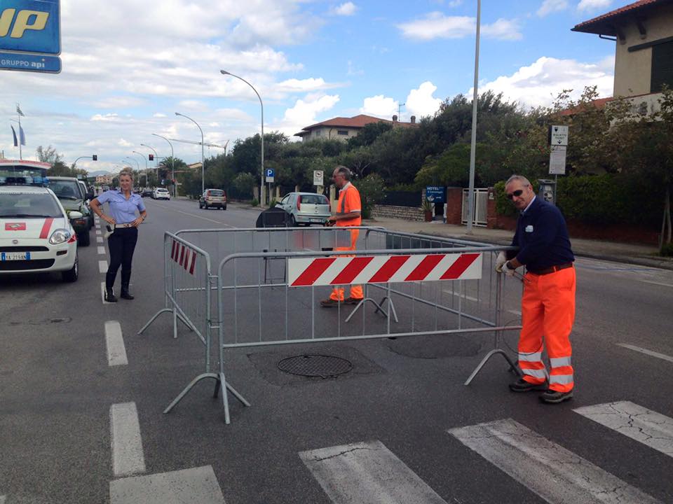 Voragine sull’asfalto in viale Roma, intervento di ripristino d’urgenza