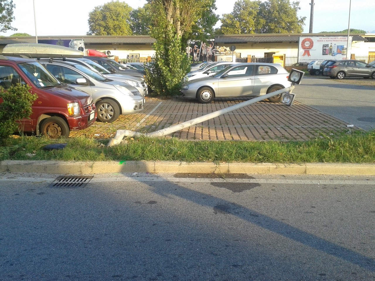 Abbattono un palo della luce con l’auto (che prende fuoco): illese quattro ragazze