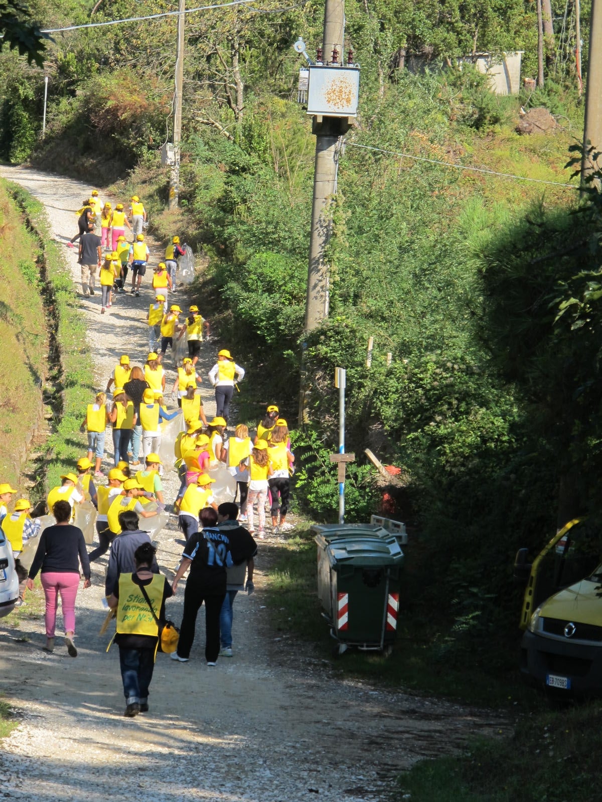 I bimbi ripuliscono un tratto di via Panoramica