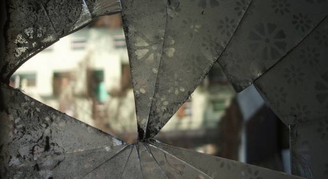 Tensione a Camaiore, rotta una vetrata del palazzo del Priore