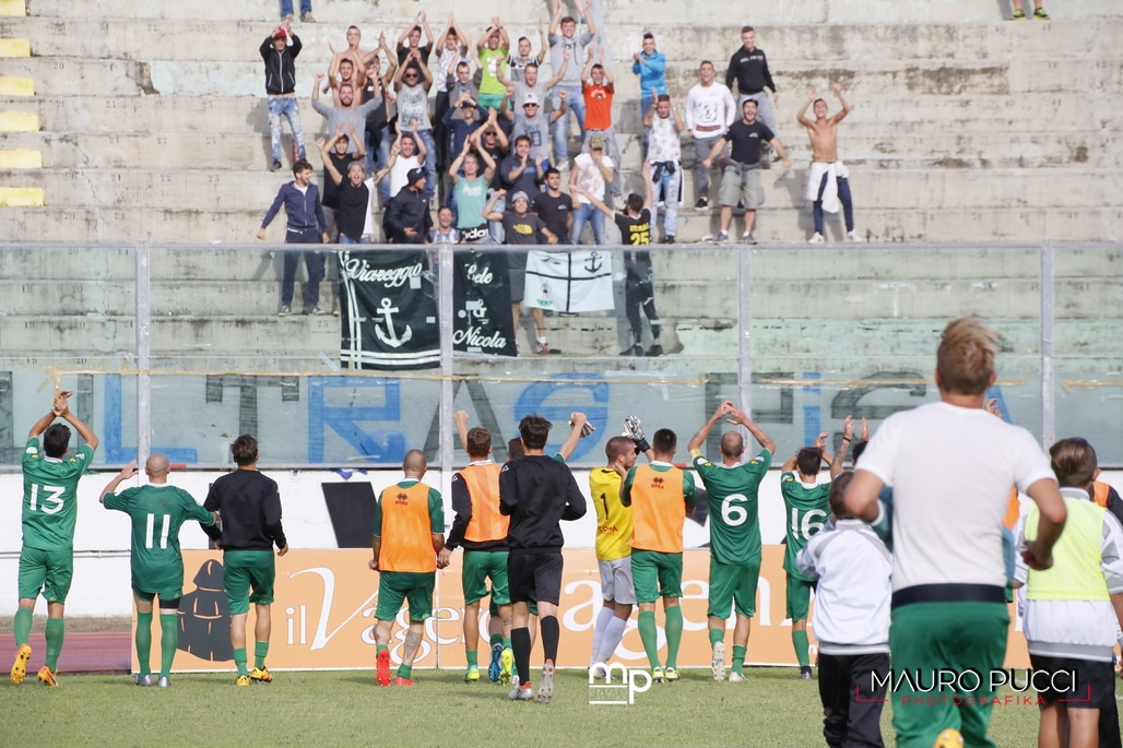 “O tutti o nessuno”, la Viareggio Ultras diserta la trasferta di Massa