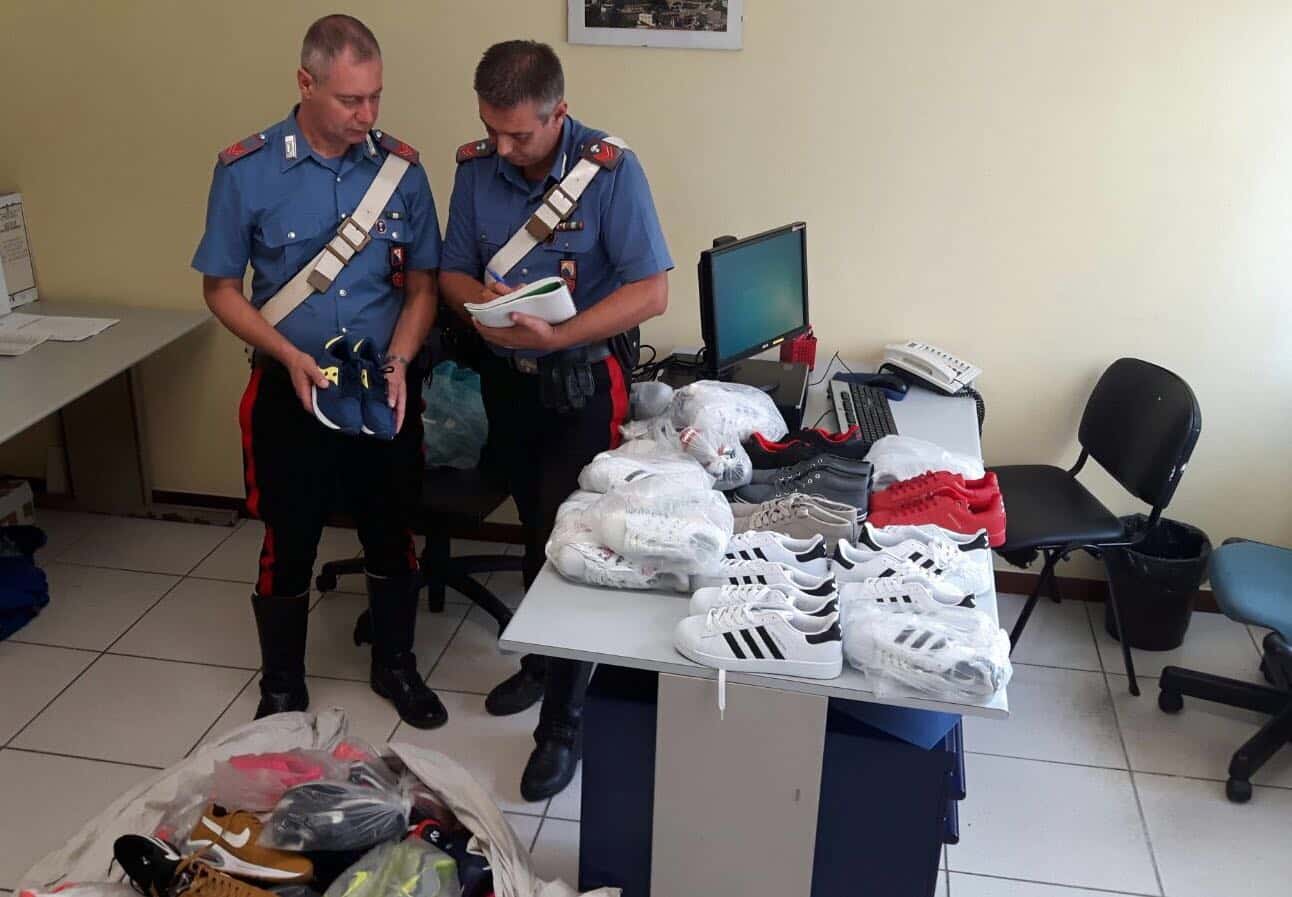 Vendeva scarpe contraffatte. Arrestato un uomo