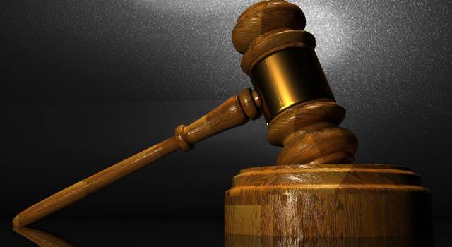 Ruba i soldi degli anziani suoi clienti, avvocato nei guai