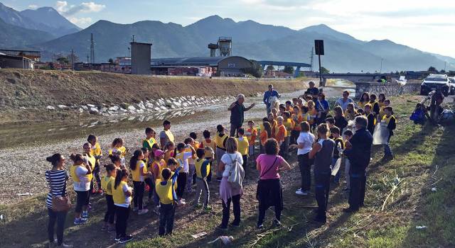 I migranti a fianco dei bambini per ripulire il torrente Serra