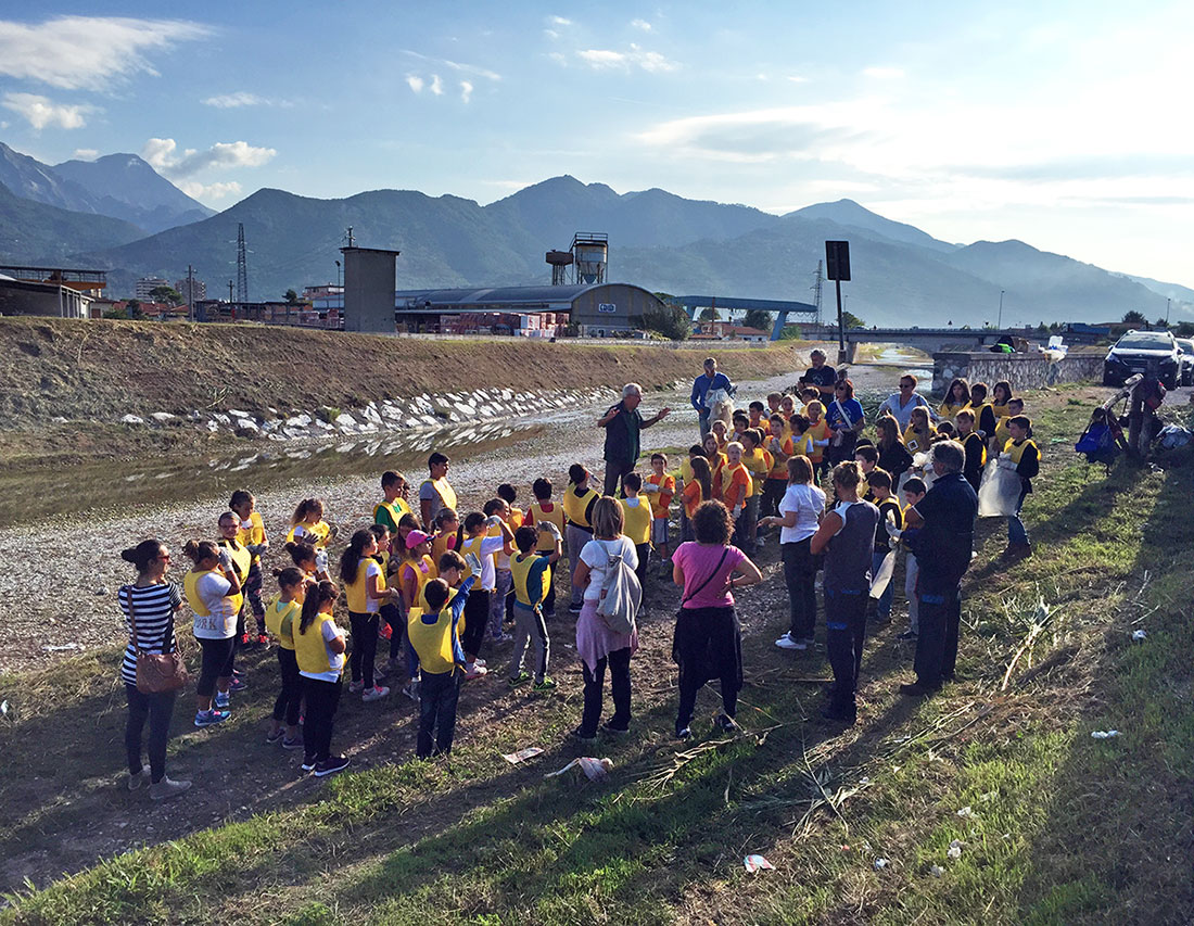 I migranti a fianco dei bambini per ripulire il torrente Serra