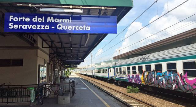 Rubano al buffet della Stazione di Forte dei Marmi, denunciati due minorenni di La Spezia