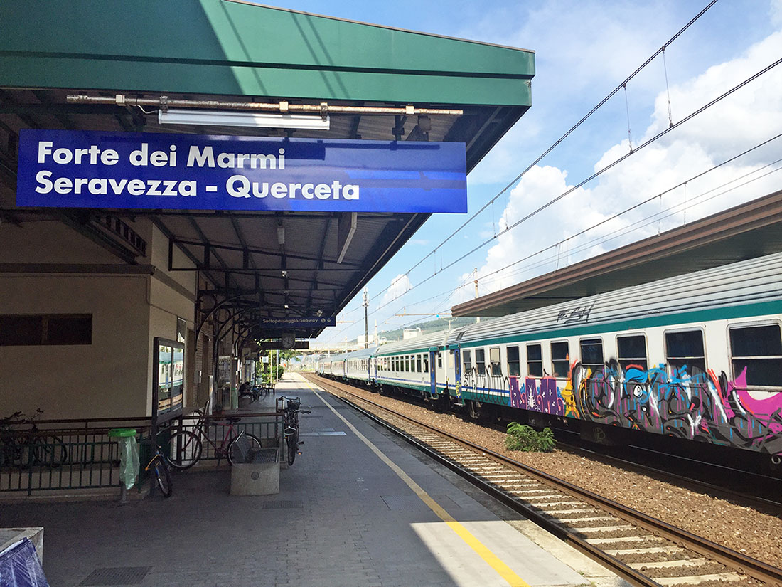 Ripristinata la segnaletica interna della stazione di Querceta