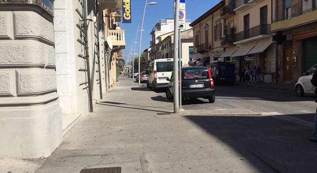 Si fingonono clienti e derubano la titolare di un negozio in via Garibaldi a Viareggio