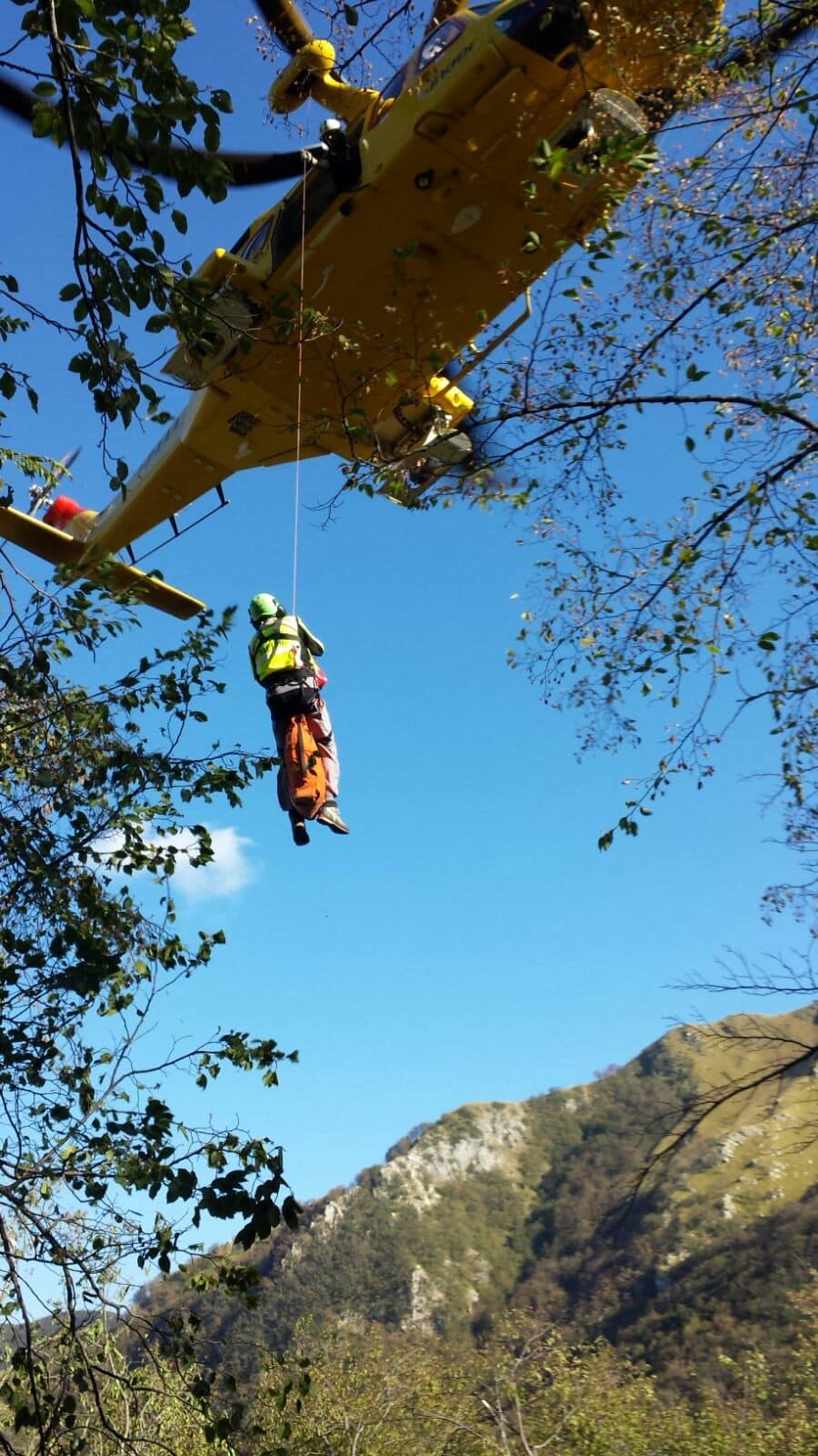 Sbatte contro la parete del monte mentre è in cordata: grave un escursionista 58enne