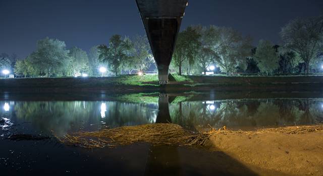 Notturno fluviale, i ponti dell&#8217;Arno a 50 anni dall&#8217;alluvione di Firenze