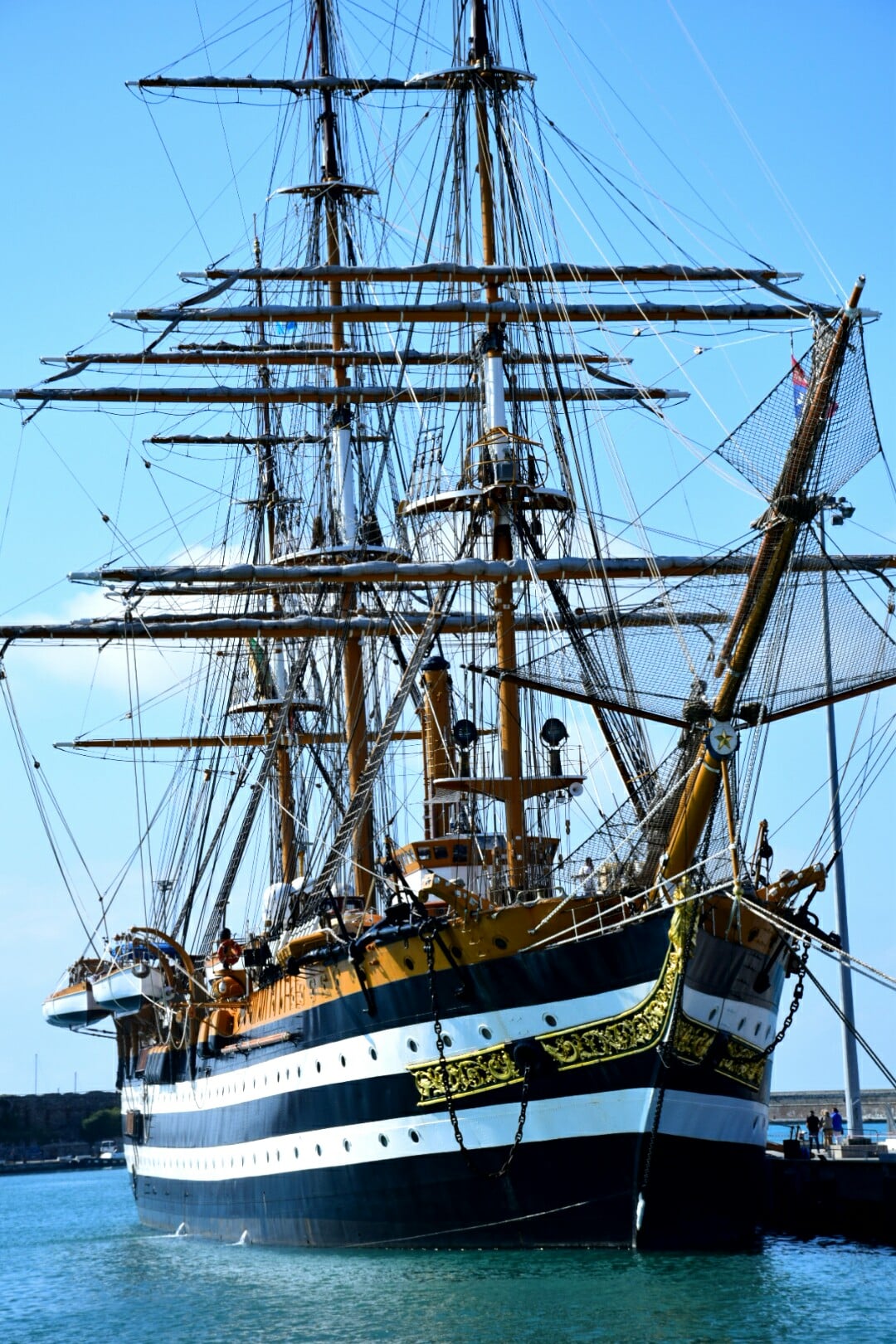 L’Amerigo Vespucci a Livorno: la Nave Scuola della Marina Militare approda nella città labronica