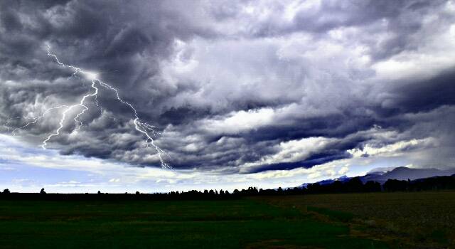 Pioggia, temporali e vento: domenica allerta arancione in tutta la Toscana