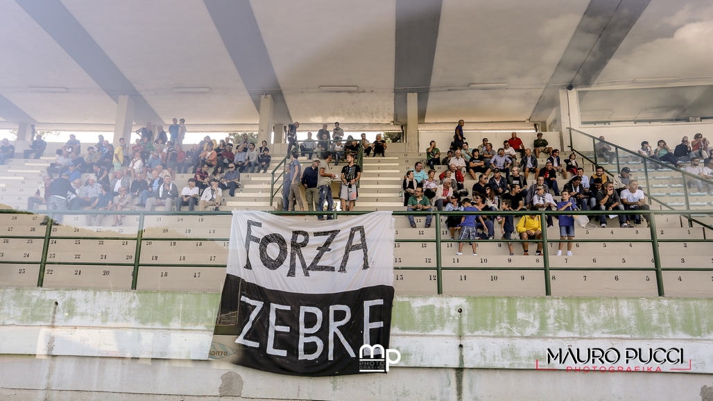 Gli ultras del Viareggio disertano la trasferta di Massa