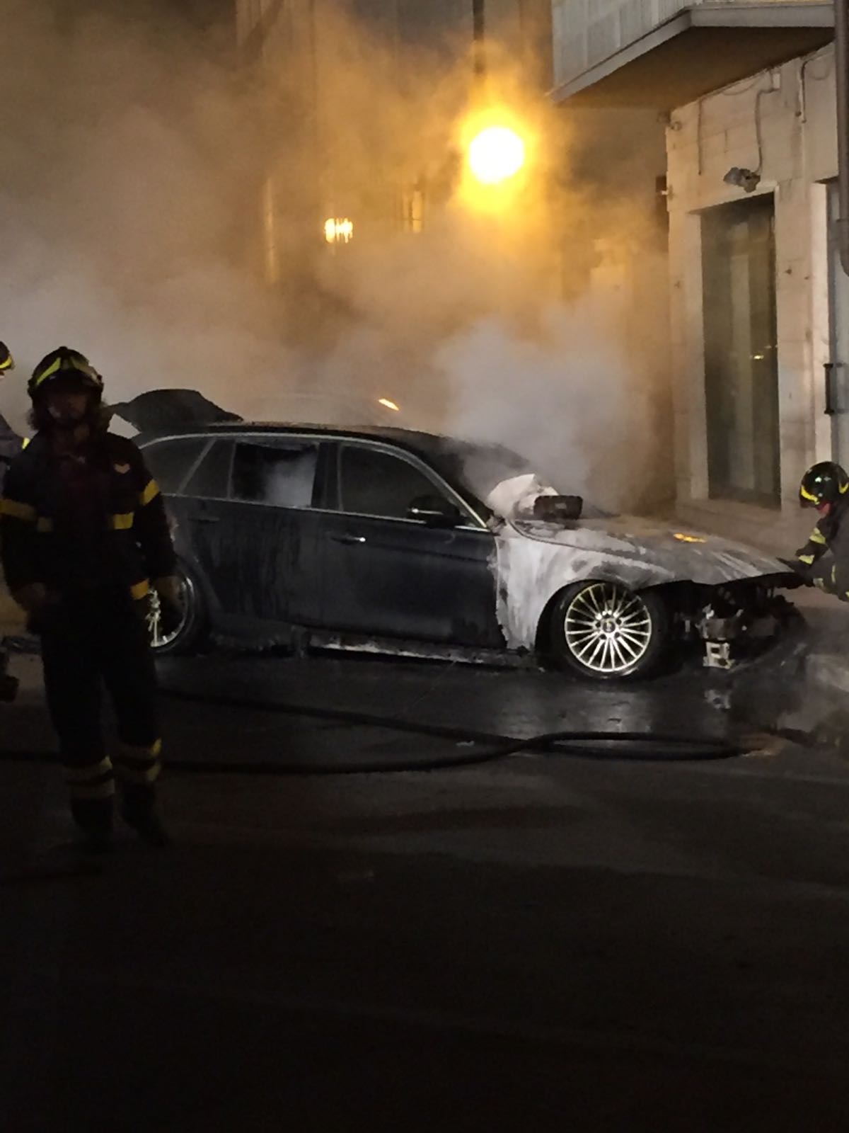 Auto in fiamme in una traversa del viale a mare