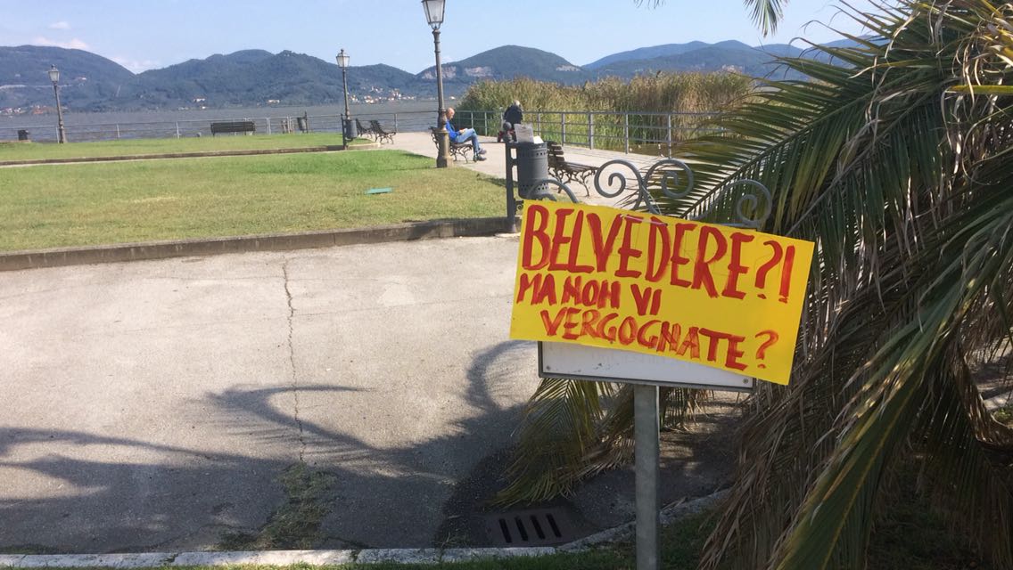 “Belvedere? Ma non vi vergognate?”. Cartello carico di sdegno a Torre del Lago