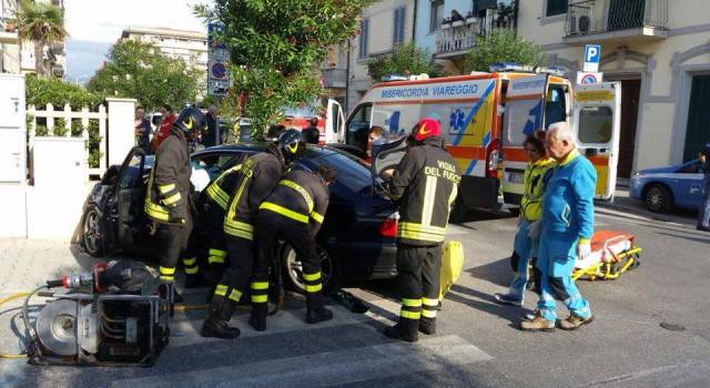 Auto buca lo stop e finisce contro la casa dell&#8217;ex sindaco. Cinque feriti