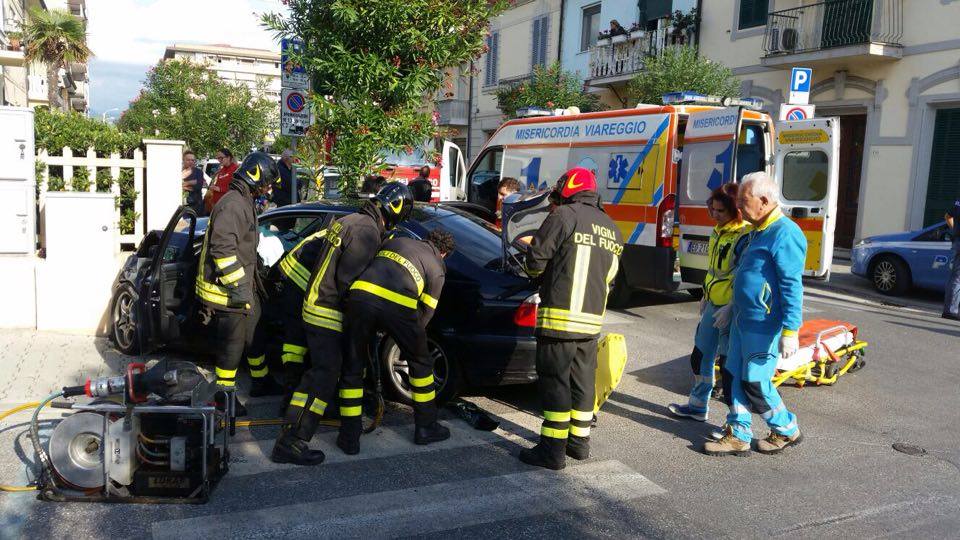 Auto buca lo stop e finisce contro la casa dell’ex sindaco. Cinque feriti