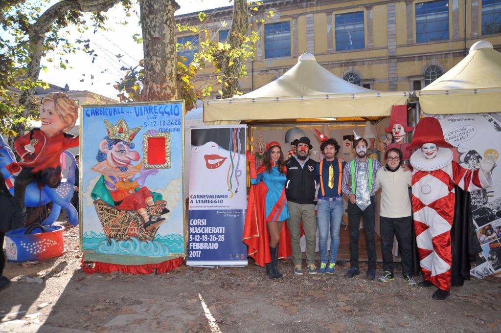 le-maschere-del-carnevale-di-viareggio-a-lucca-comics-2016-15