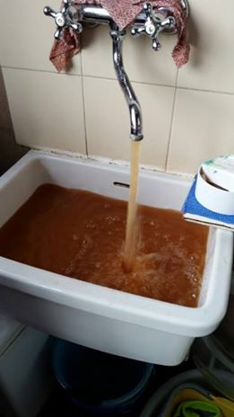 Acqua marrone dai rubinetti. Le proteste al Varignano
