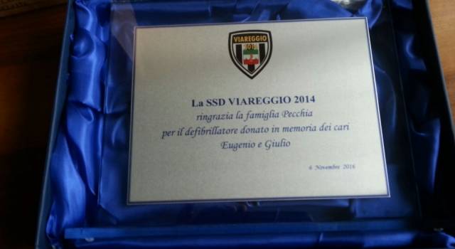 La famiglia Pecchia dona un defibrillatore al Viareggio
