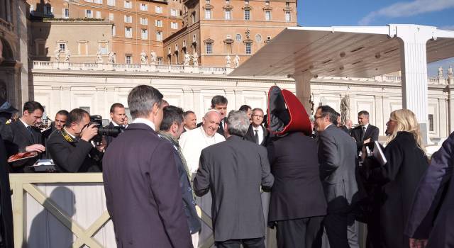 Il Papa riceve i carristi del Carnevale di Viareggio