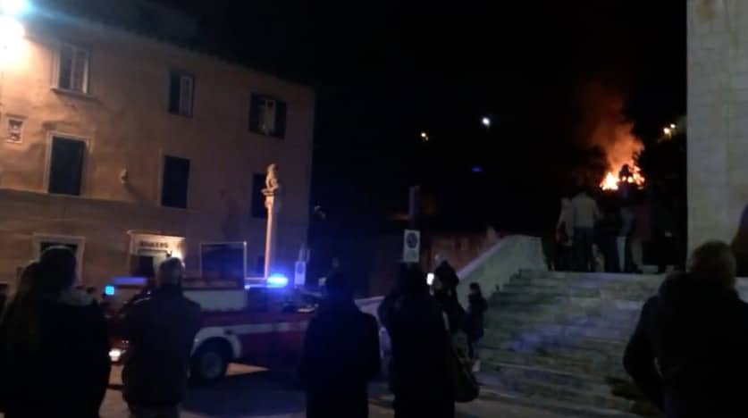 Paura a Pietrasanta. Incendio a pochi passi da Piazza Duomo [video]