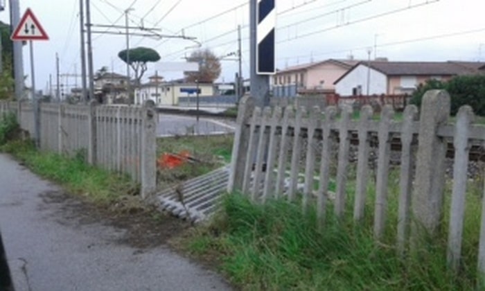 stazione torre del lago vandalismo