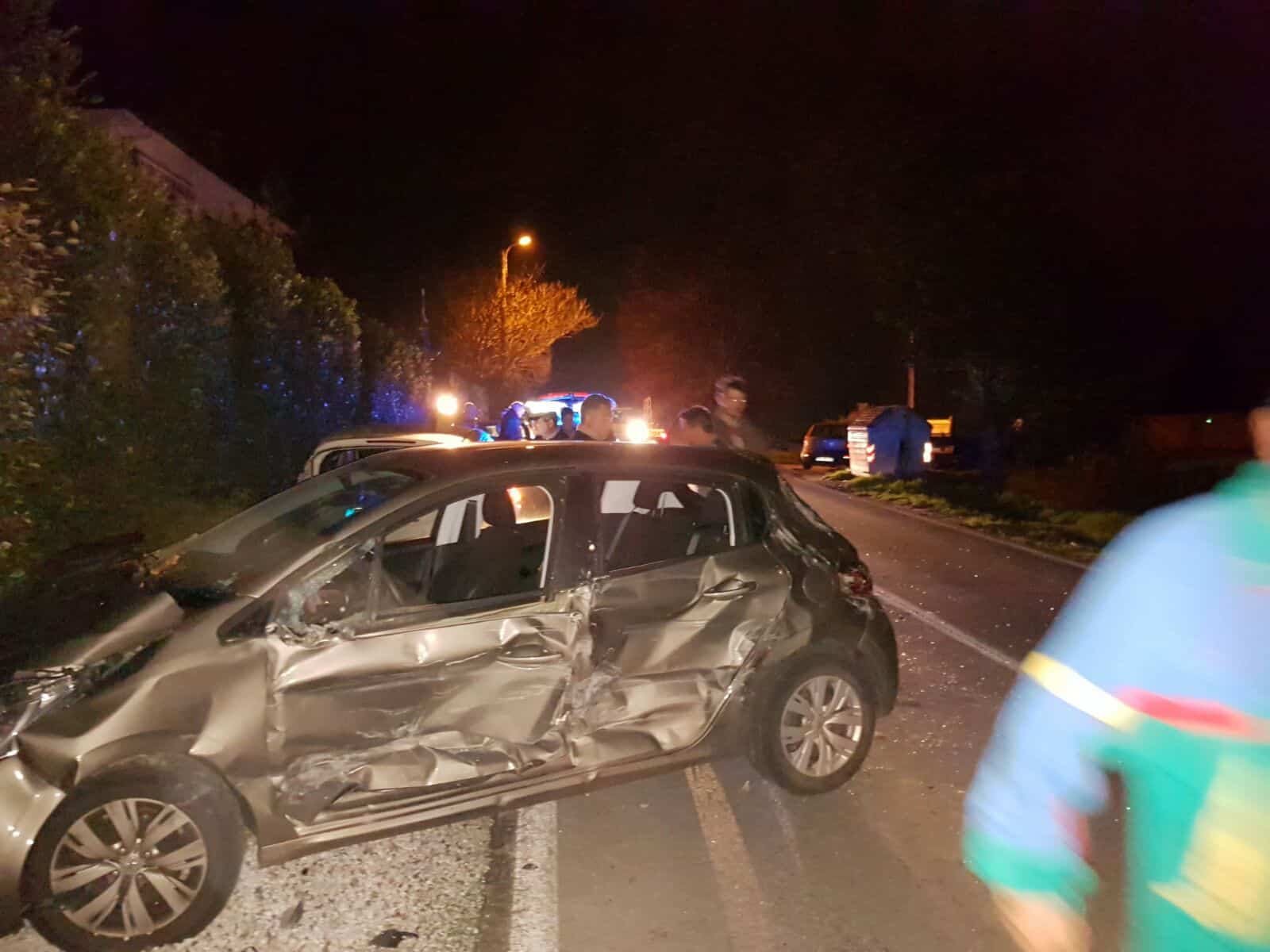 Camion sbanda e si scontra con cinque auto. Maxi incidente sulla Sarzanese