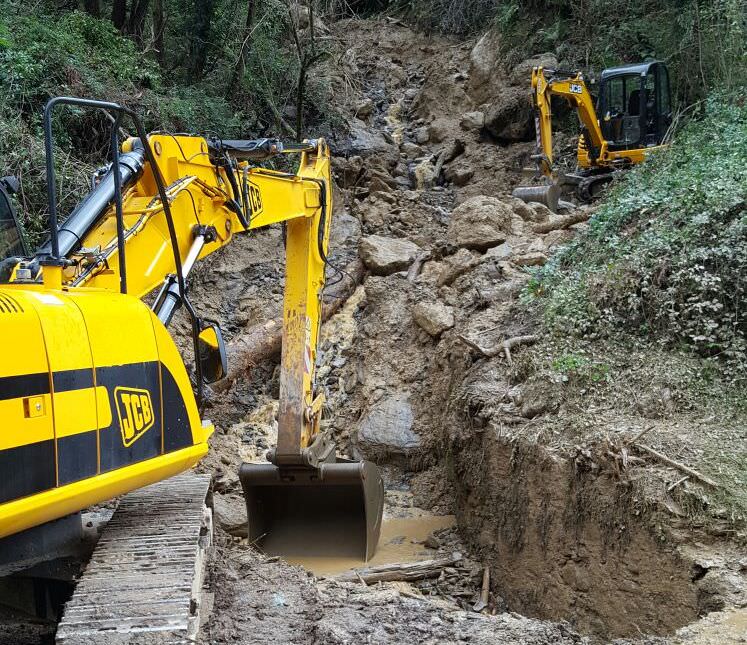 Vandalismi in via Monte Altissimo. Bloccati i lavori di messa in sicurezza della frana