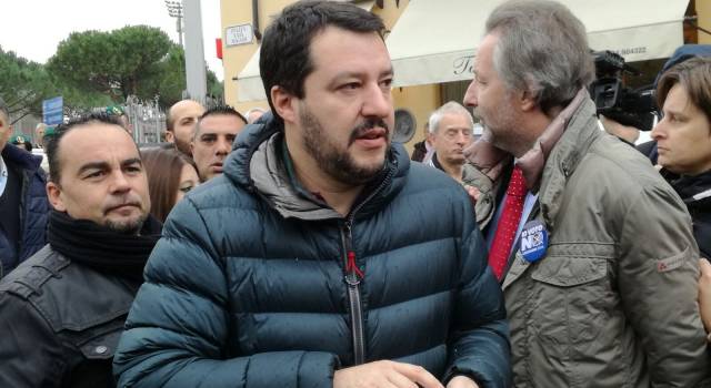 Matteo Salvini in Versilia: &#8220;Votate no, per non essere schiavi di Bruxelles&#8221;