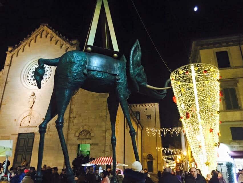 L’abete a testa in già di Dalì conquista Pif e Radio2