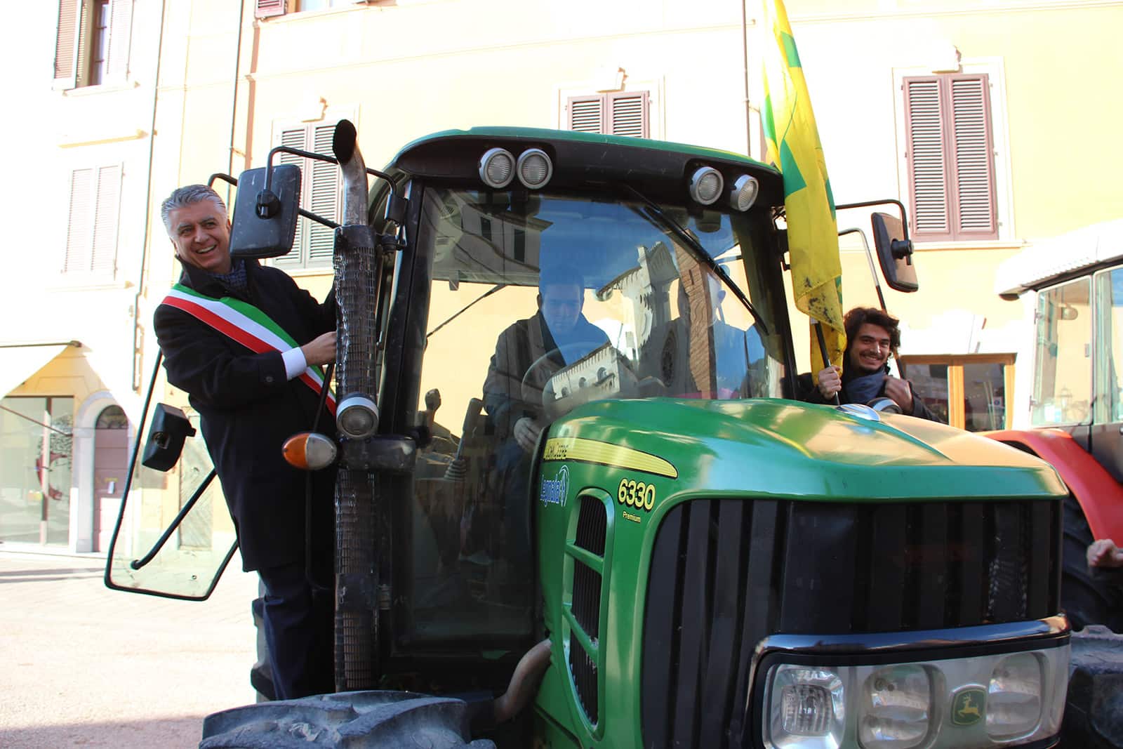 Pietrasanta, centro storico invaso dai trattori della Coldiretti