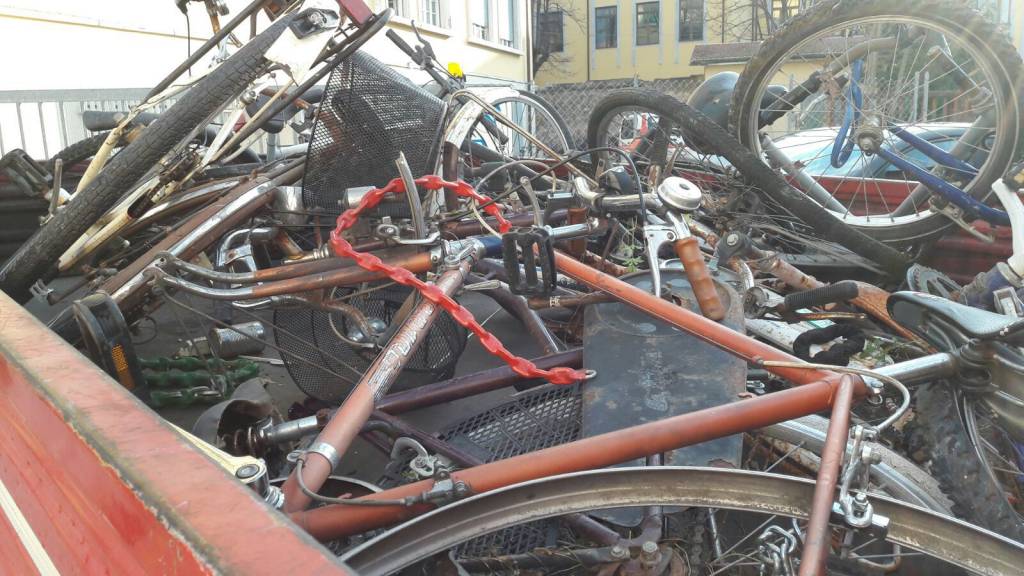 rottami biciclette comune di pietrasanta