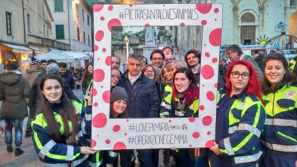 foto_sindaco_e_giunta_con_volontari_flash_mob_piazza_duomo-1024x576