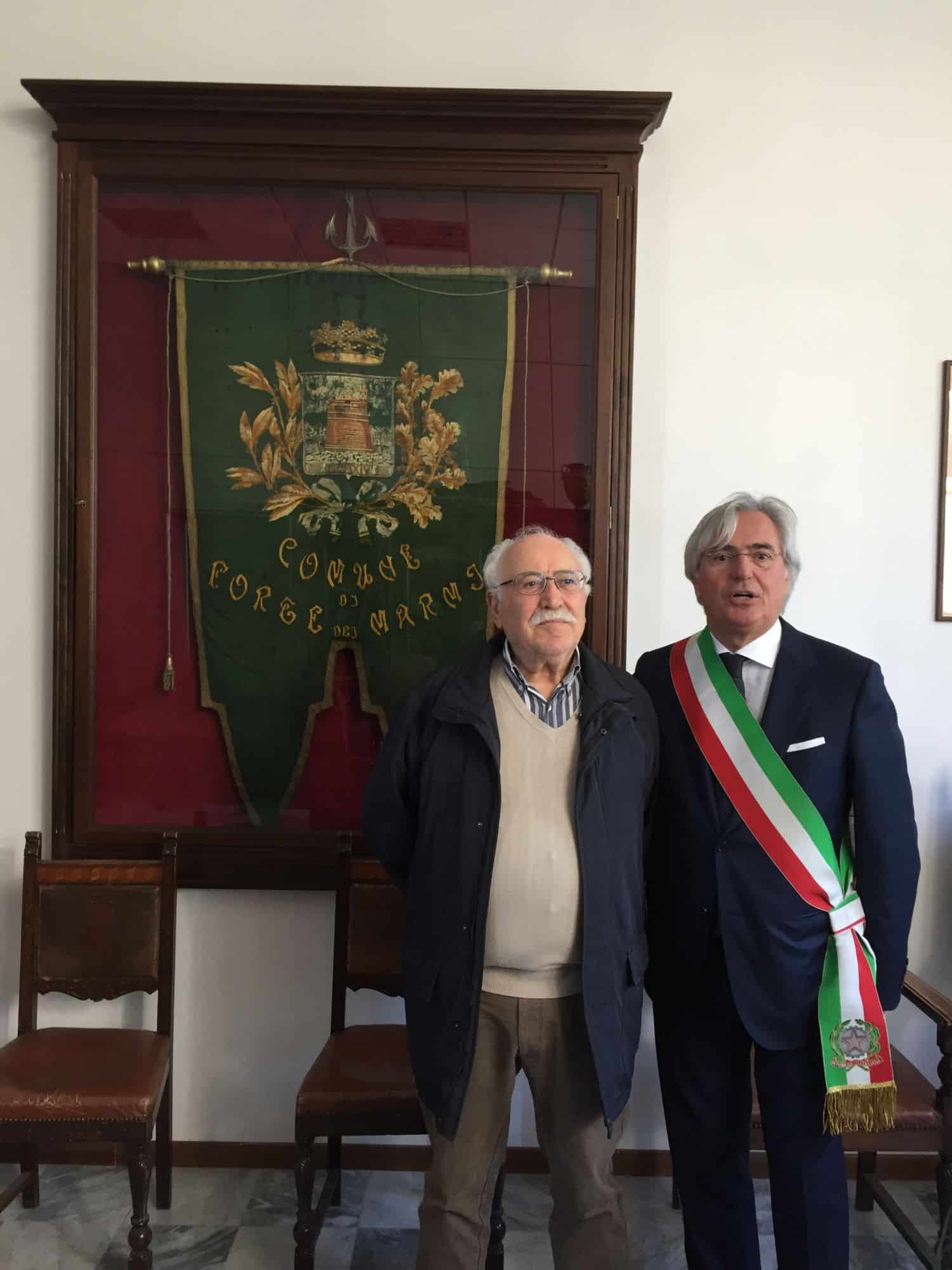 Un gonfalone storico nella teca di legno  donata dal concittadino Ovidio Barberi