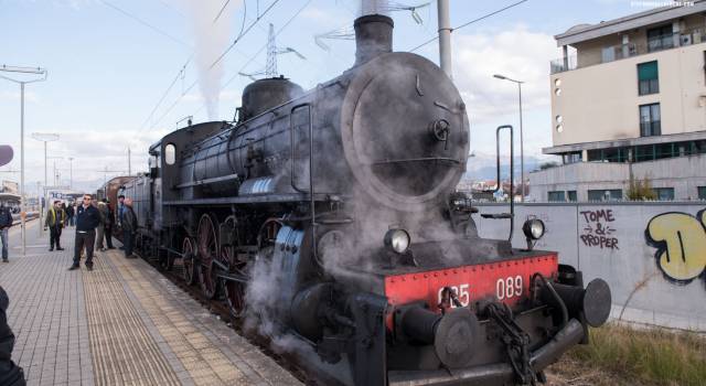 Il treno a vapore alla stazione di Viareggio. Le foto di Stefano Dalle Luche