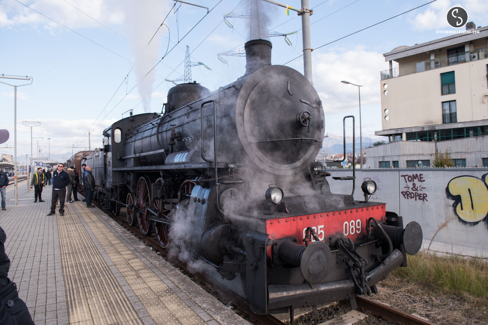 Il treno a vapore alla stazione di Viareggio. Le foto di Stefano Dalle Luche