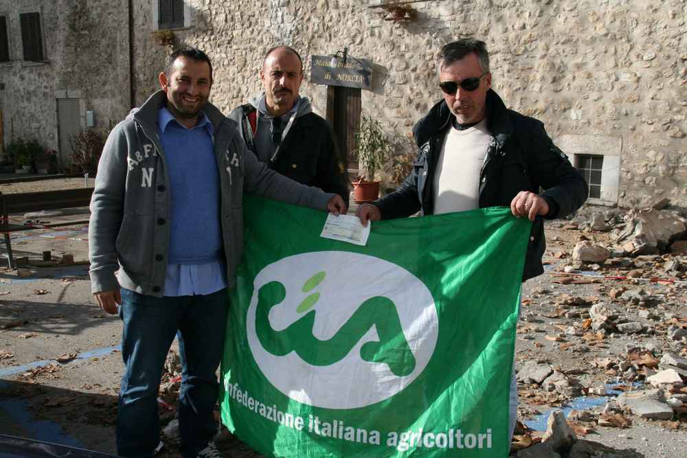 Agricoltori aiutano un pastore terremotato