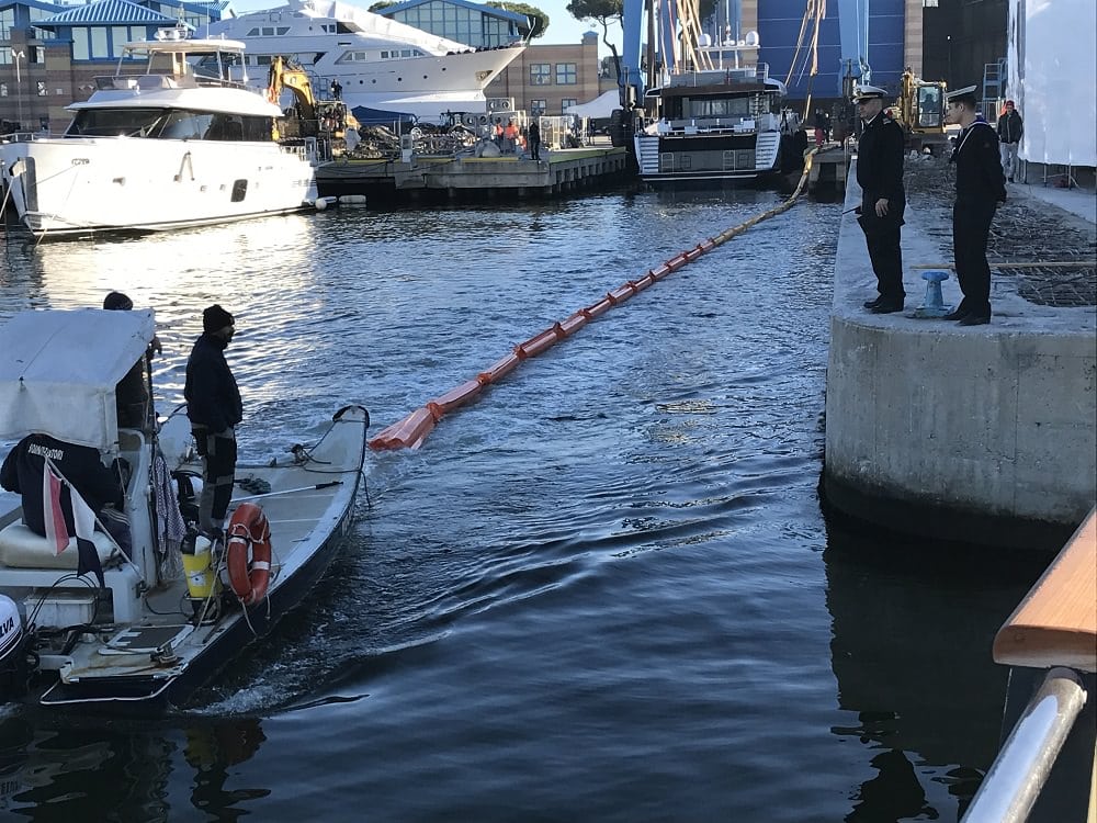 Esercitazione antinquinamento nel porto di Viareggio