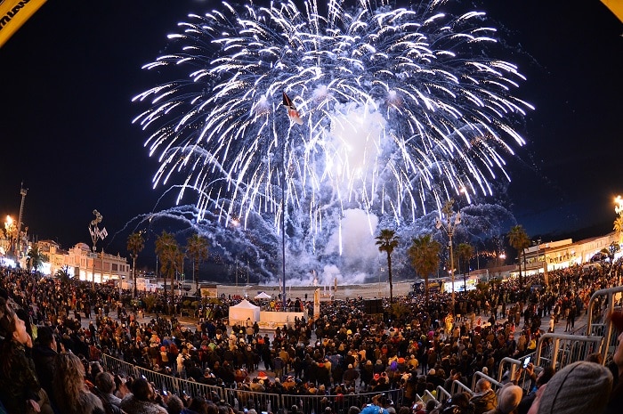 Dieci defibrillatori cardiaci nel circuito del Carnevale di Viareggio