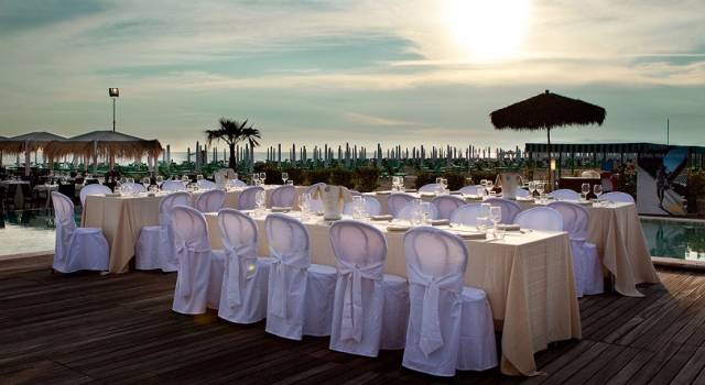 Lavoro. Chef, camerieri e hostess per il Beach Club